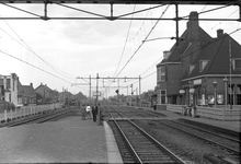 154615 Gezicht op de perronzijde van het N.S.-station Gilze-Rijen te Rijen.